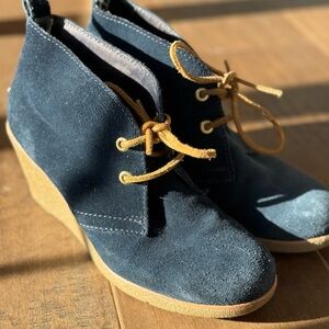 Well loved Sperry heels!
